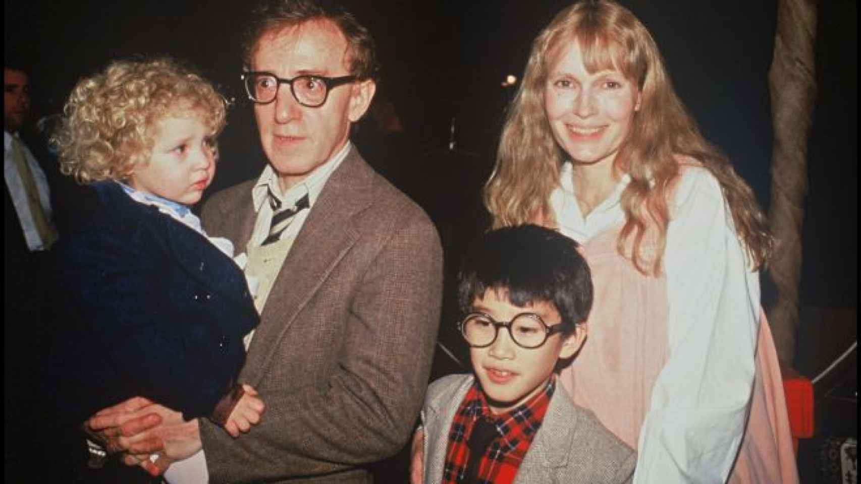 Mia Farrow y Woody Allen con sus hijos Dylan y Ronan.