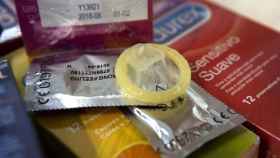 Bruselas da libertad para bajar el IVA de tampones, pañales y preservativos