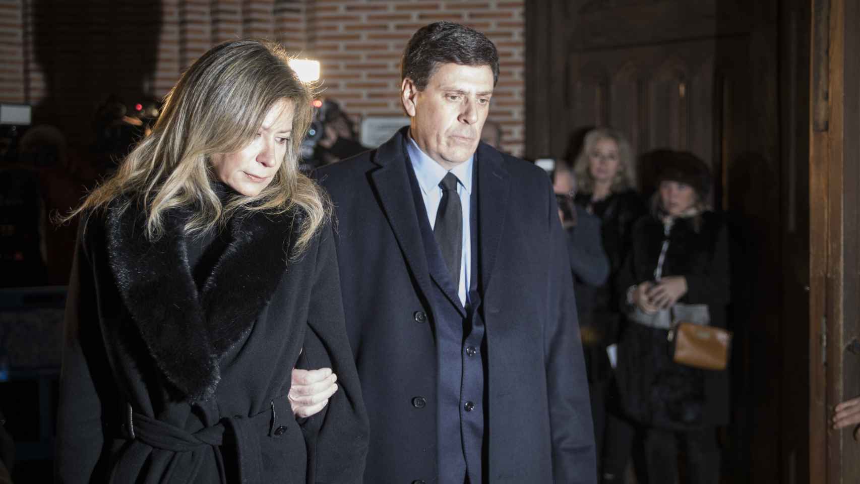 Los padres, juntos en el funeral de su hija en Pozuelo de Alarcón (Madrid).