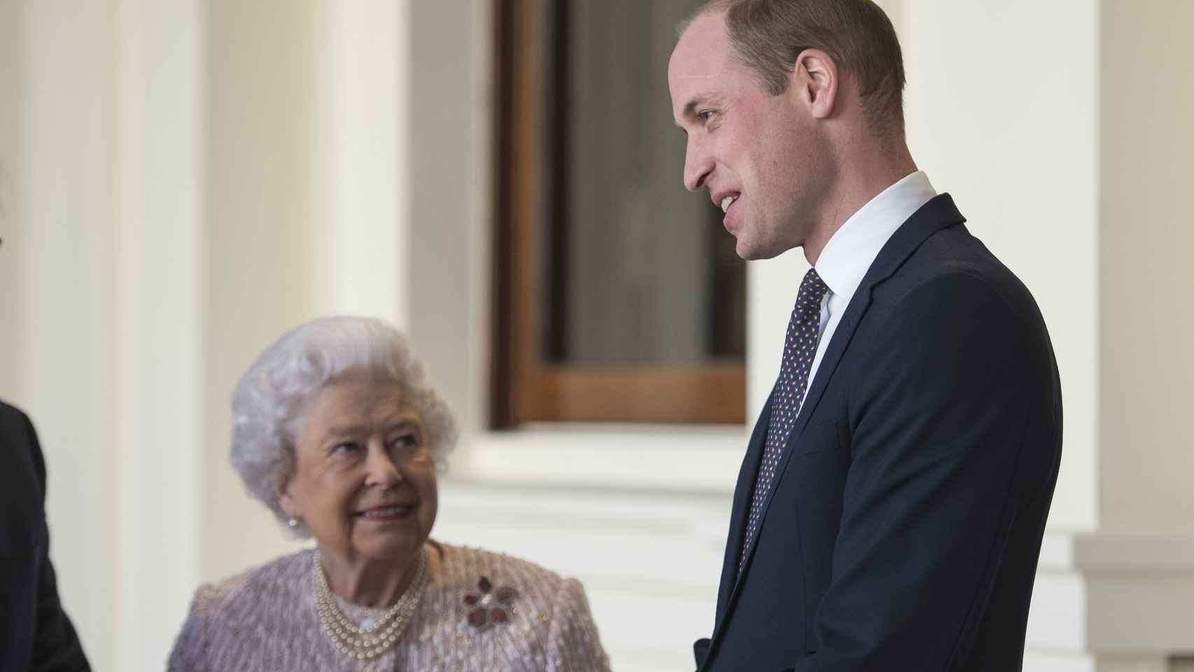Isabel II mira con admiración a su nieto, Guillermo.
