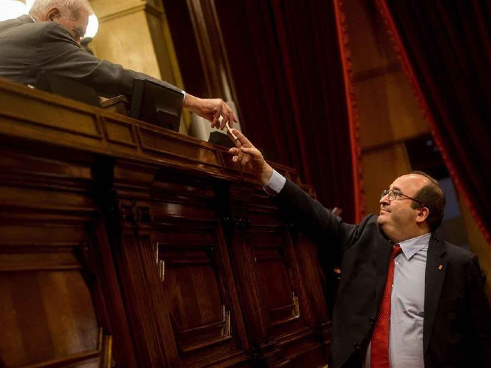 Miquel Iceta le entrega su papeleta de voto a Ernest Maragall