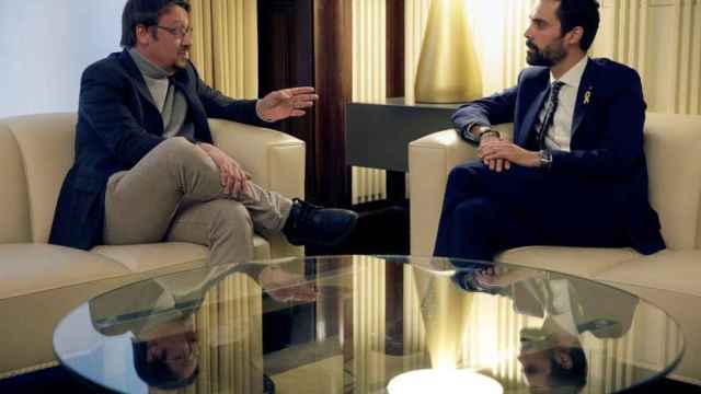 Xavier Domènec se entrevista con el presidente del Parlamento catalán, Roger Torrent
