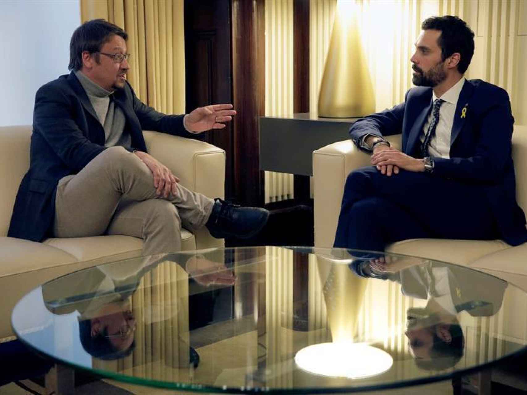 Xavier Domènech se entrevista con el presidente del Parlamento catalán, Roger Torrent