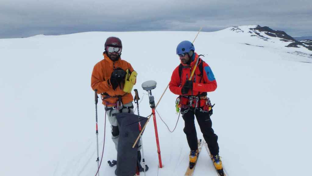 Jaime Otero (izquierda) y Juan Carlos Jiménez trabajan en uno de los glaciares antárticos.