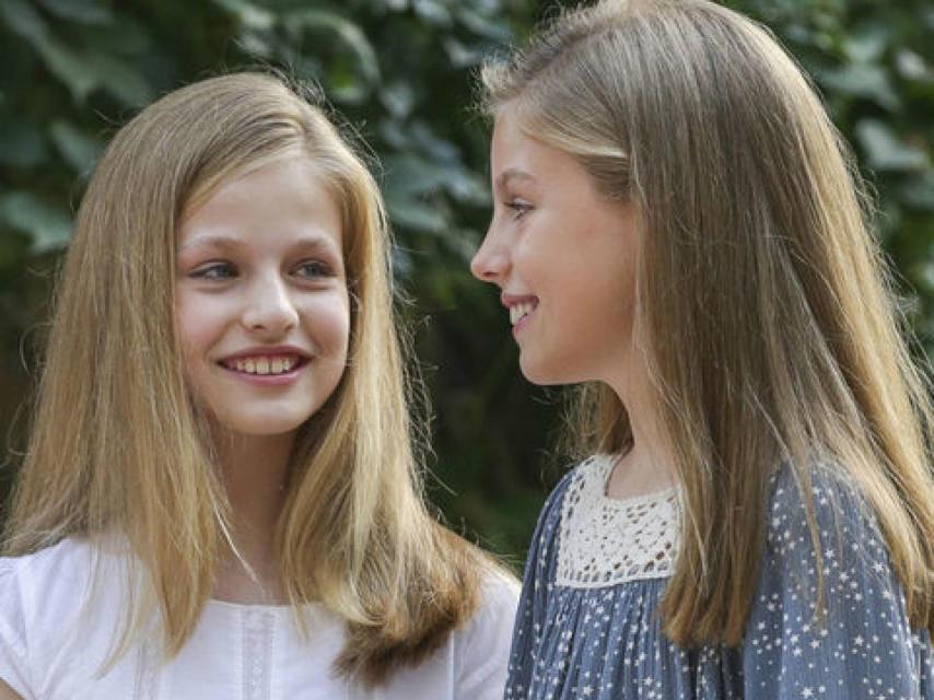 La princesa Leonor con su hermana, durante el tradicional posado en Marivent. Gtres