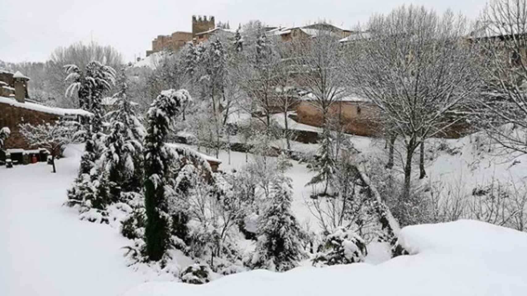 Al fondo, el castillo de Sigüenza tras una intensa nevada.