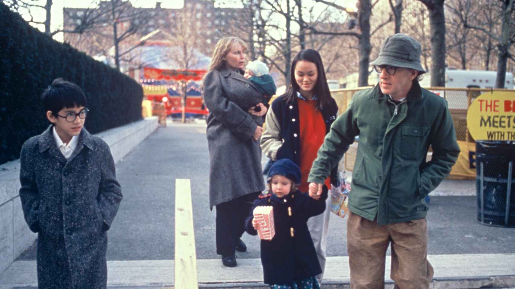 Woody Allen y Mia Farrow con sus hijos adoptivos Moises, Dylan (de la mano de su padre) y Soon-Yi Previn.