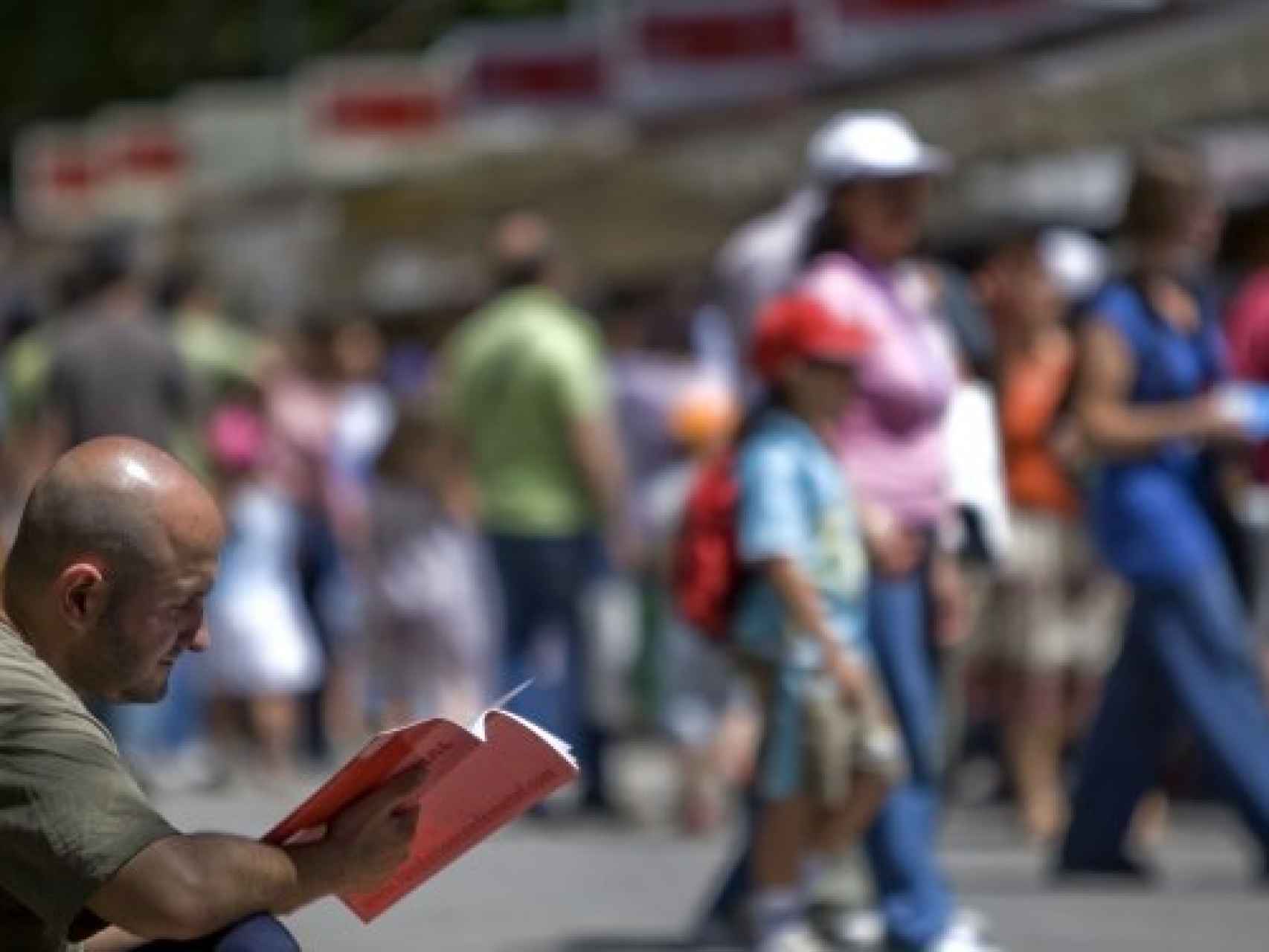 Un lector en la Feria del Libro de Madrid.
