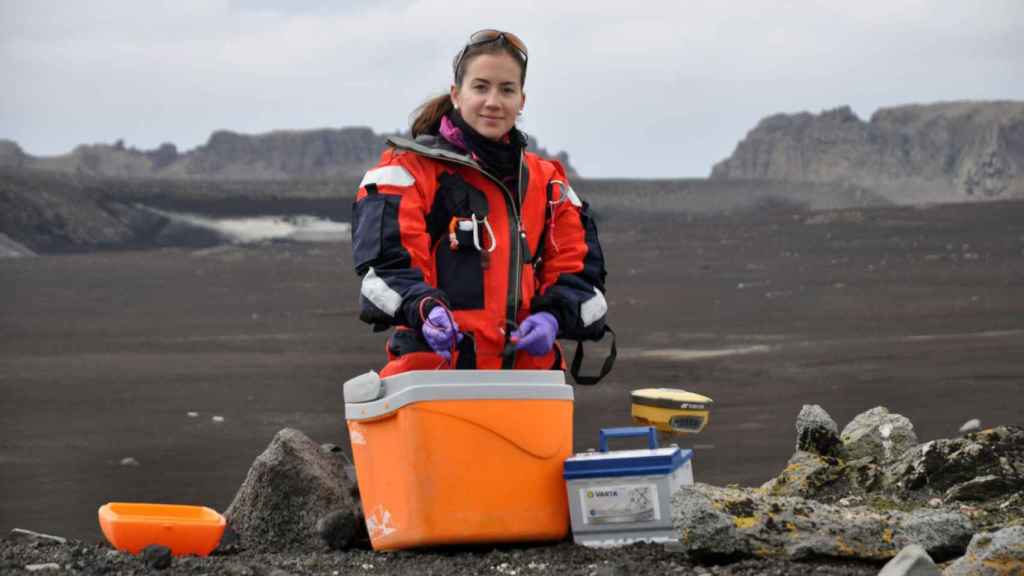 Belén Rosado estudia la deformación del volcán de la isla Decepción.