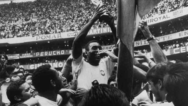 La victoria en aquél Mundial de Suecia, el primero de los tres que consiguió 'O Rei' dio el salto a la fama de Pelé, aquí con la Copa del Mundo lograda en 1958. Comenzaba la leyenda.