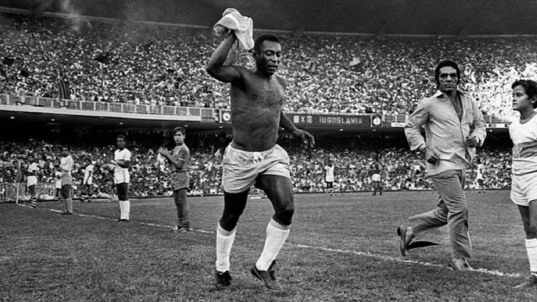 18 de julio de 1971, estadio de Maracana. Edson Arantes do Nascimento 'Pelé' jugó su último partido con Brasil. Fue ante Yugoslavia. El público, entregado a él, homenajeó al mejor jugador de la historia de Brasil.