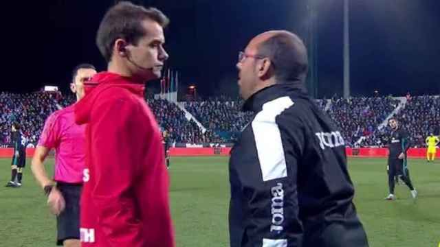 El utillero del Leganés se encara con el árbitro. Foto: Twitter (@elchiringuitotv).