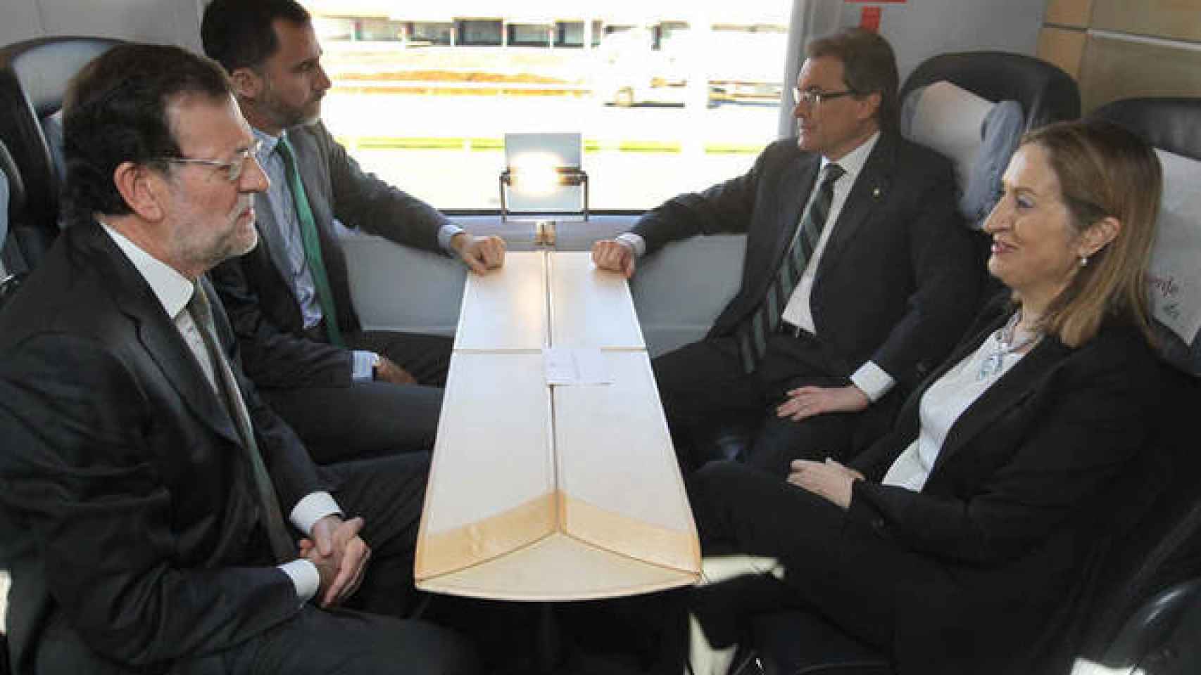 Felipe VI, Ana Pastor, Mariano Rajoy y Artur Mas en el viaje inaugural del AVE Madrid-Gerona.