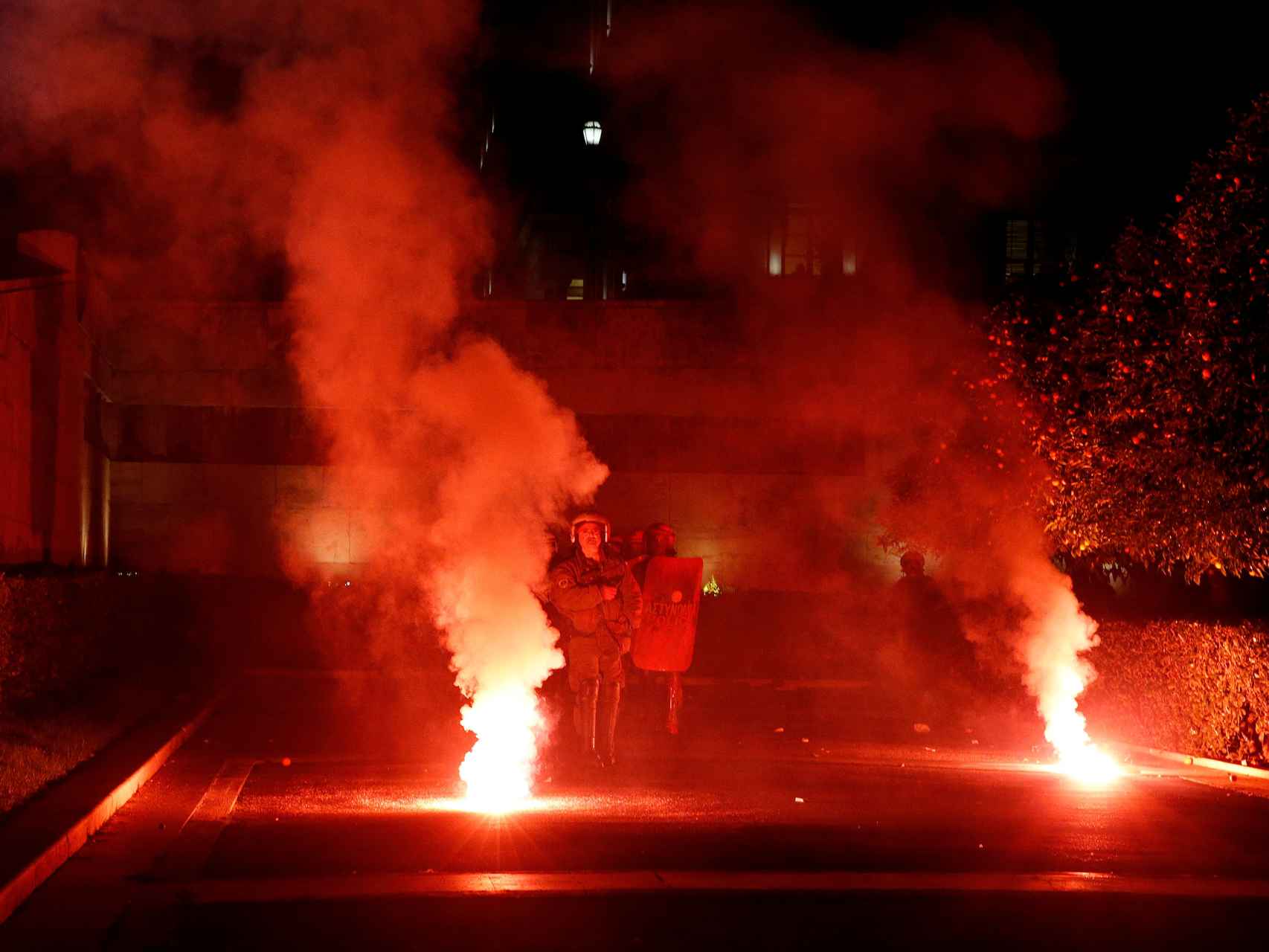 Protestas en las calles de Atenas por la aprobación de la última tanda de ajustes