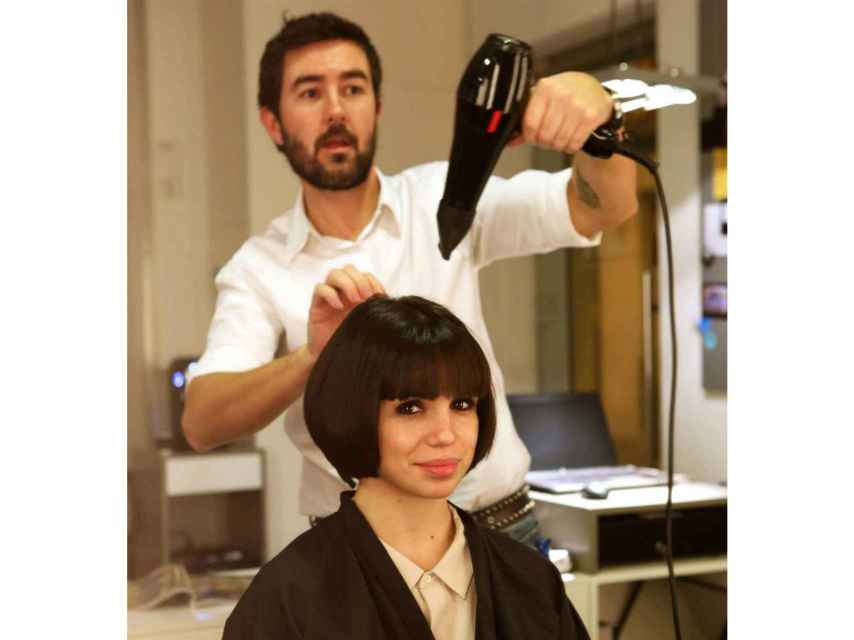Jordi Pelfort peina a Elena Furiase en su peluquería de Igualada