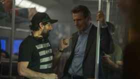 Jaume Collet-Serra dando instrucciones a Liam Neeson.