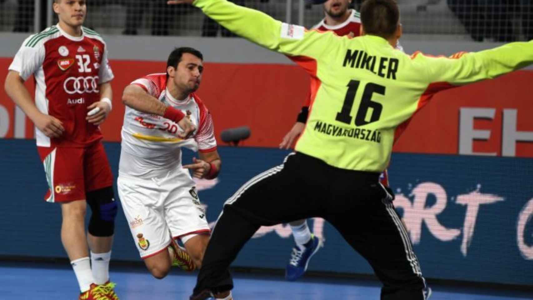 Aitor Ariño lanza contra Hungría.