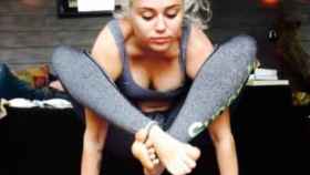 Miley Cyrus haciendo bikran yoga