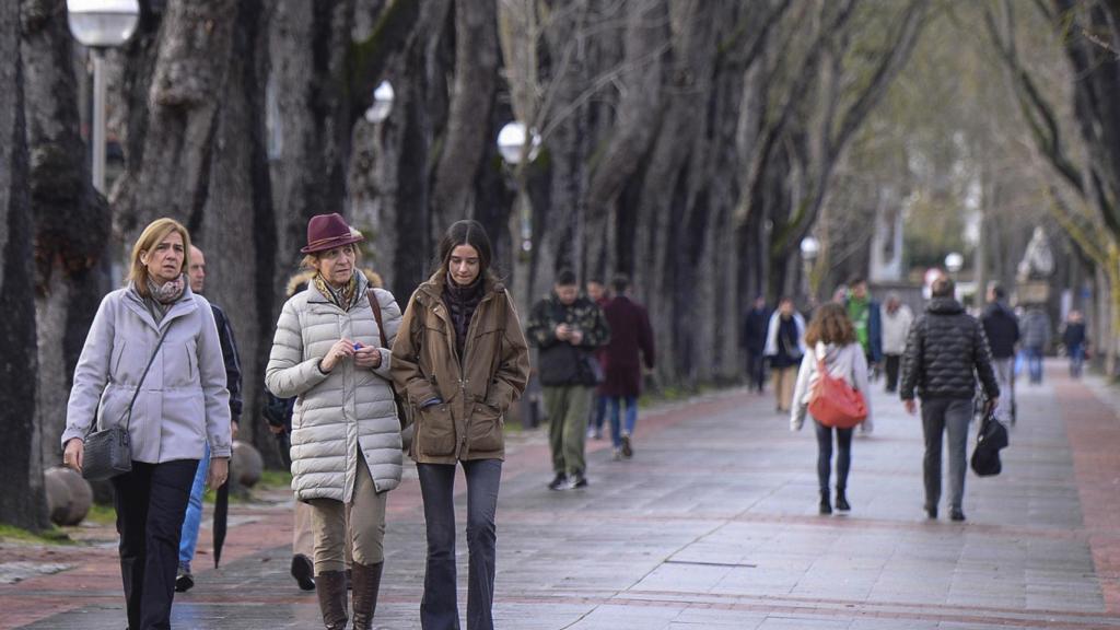 Victoria Federica paseando con su madre y su tía.