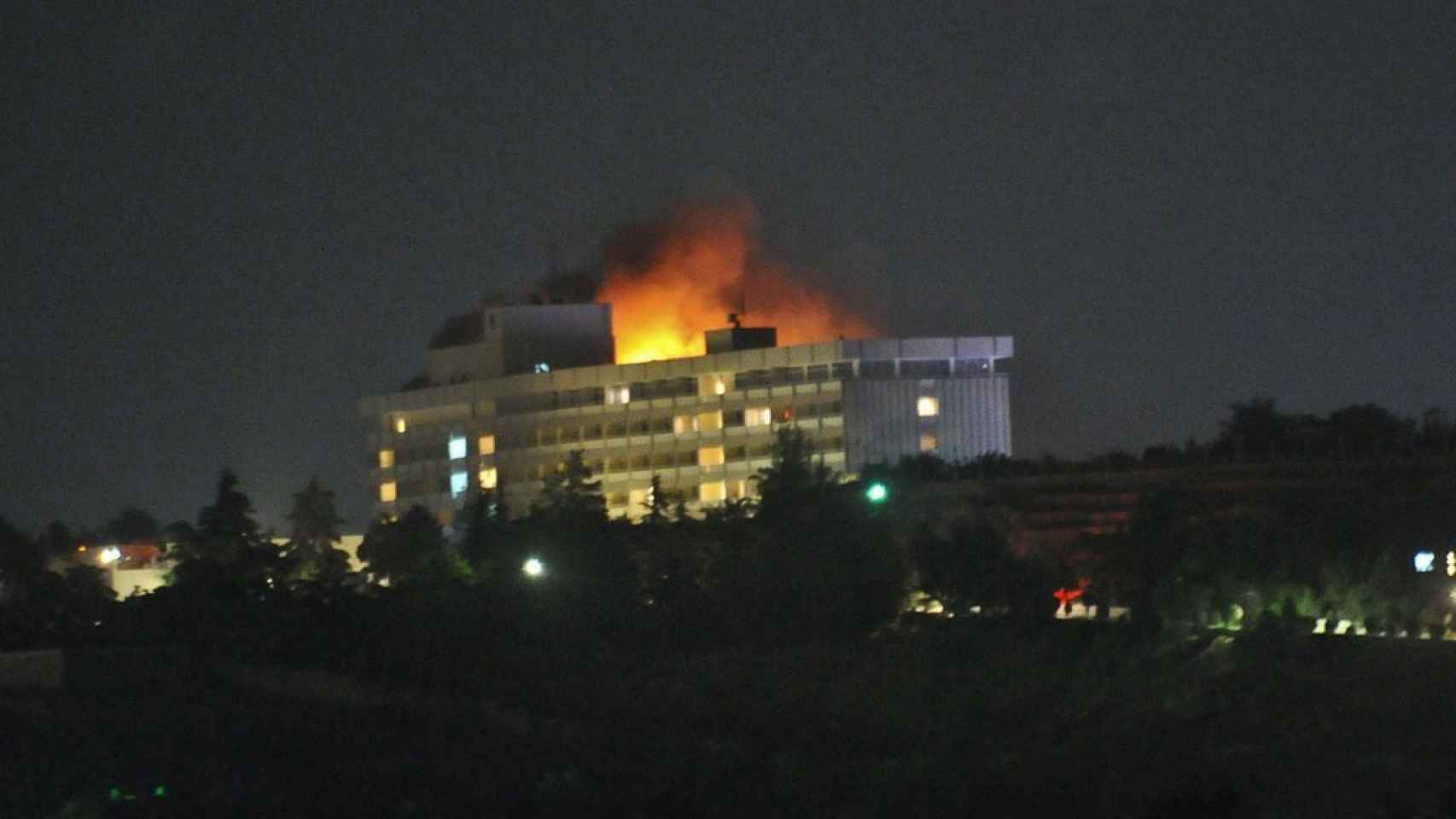 Imagen del Hotel Intercontinental de Kabul en llamas.