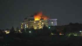 Imagen del Hotel Intercontinental de Kabul en llamas.