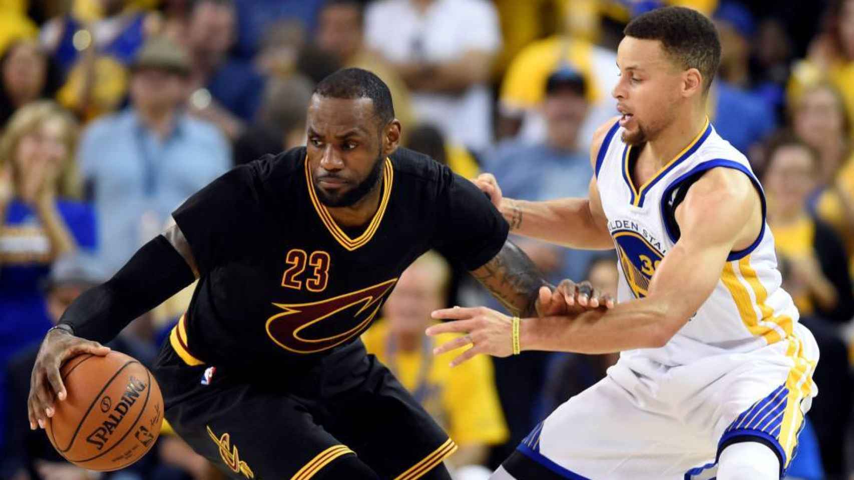 LeBron James y Curry, en las finales de la NBA.