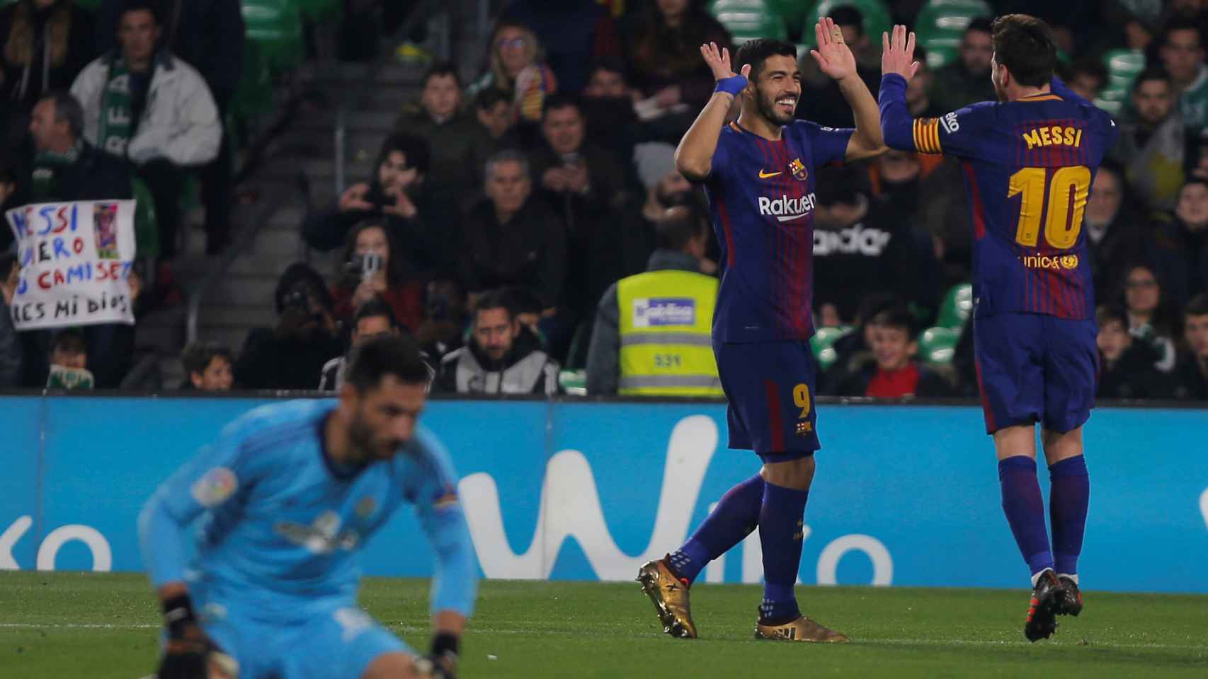 Messi y Suárez celebran un gol con Adán cabizbajo en primer plano.