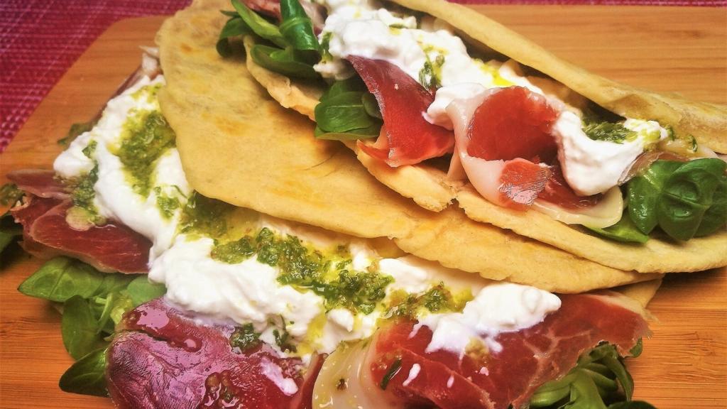 Piadina italiana con jamón ibérico, burrata y pesto, el bocadillo que