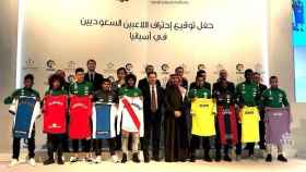 Foto de familia de la presentación de los jugadores saudíes en los equipos españoles.
