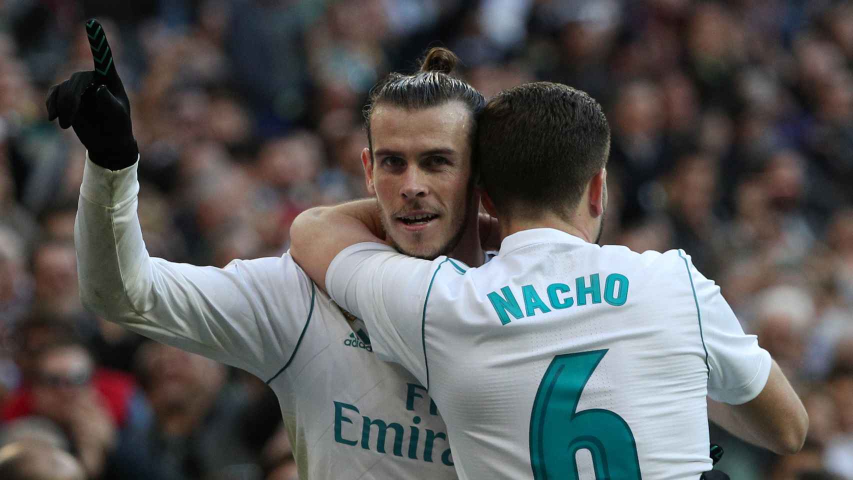 Gareth Bale se abraza con Nacho. Ambos marcaron dos goles al Deportivo.