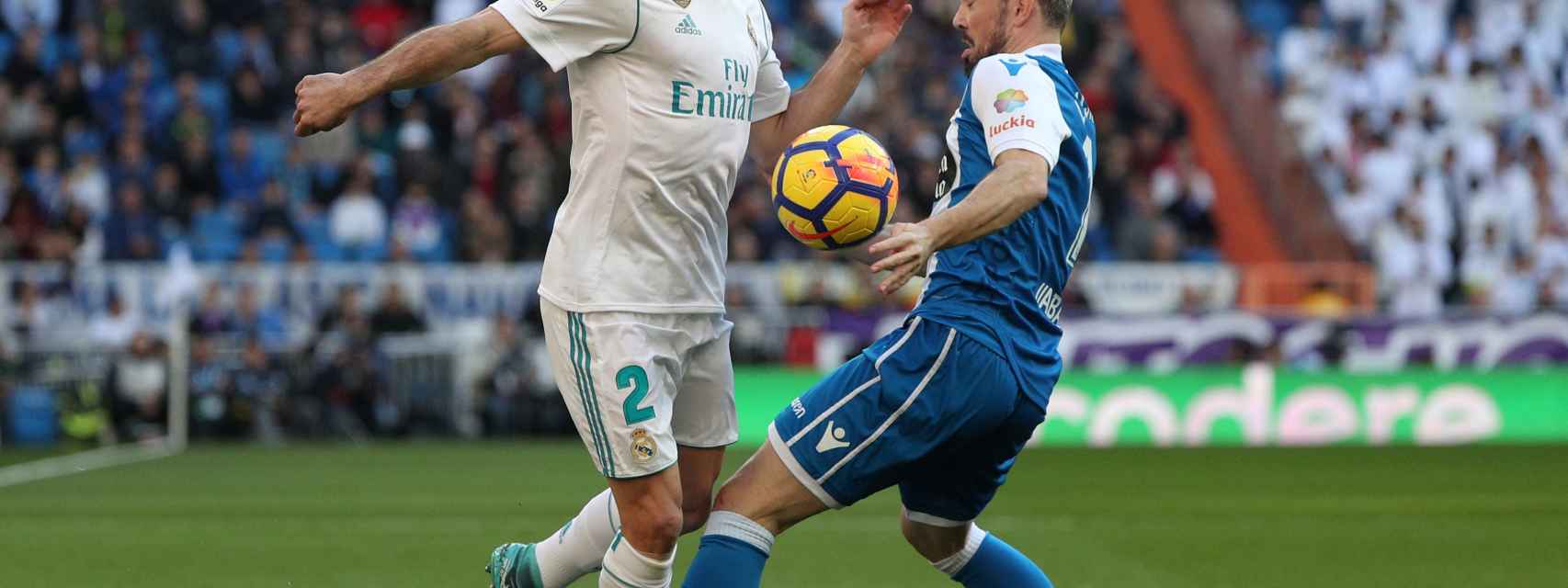 Carvajal ante Luisinho en el Real Madrid - Deportivo.