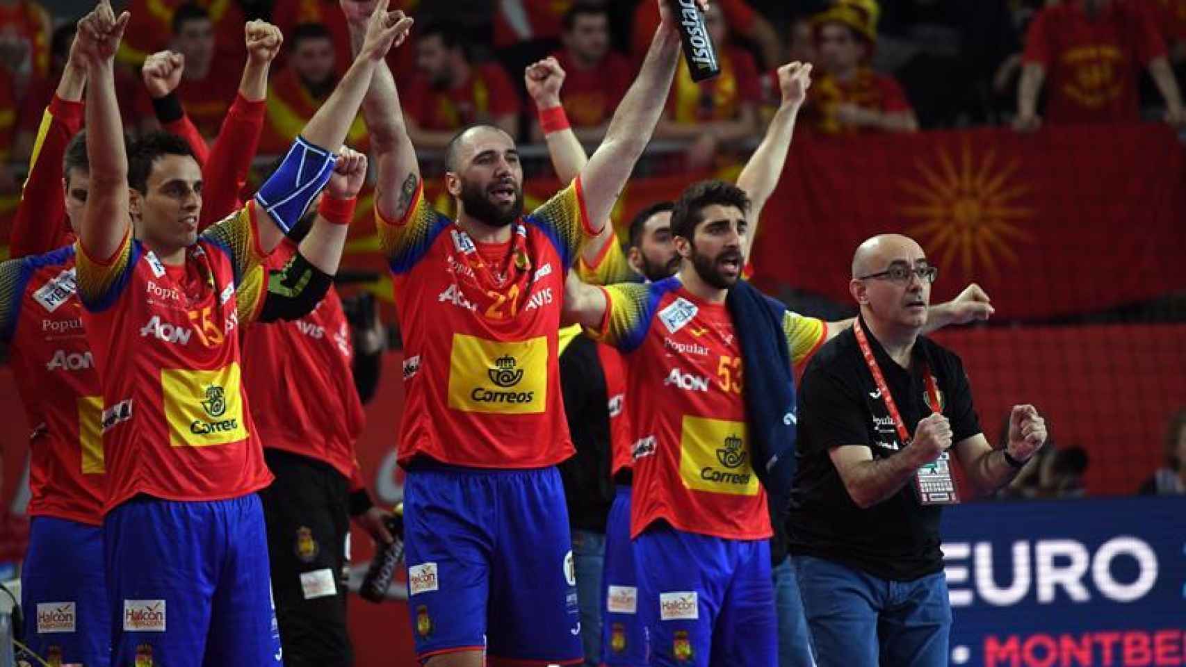 El banquillo español celebra la victoria contra Macedonia.