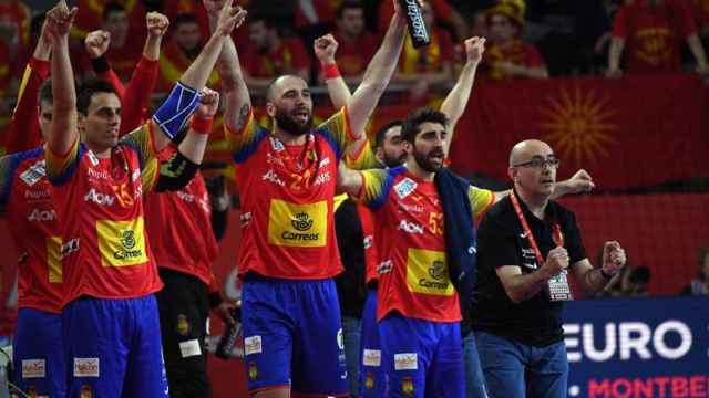 El banquillo español celebra la victoria contra Macedonia.