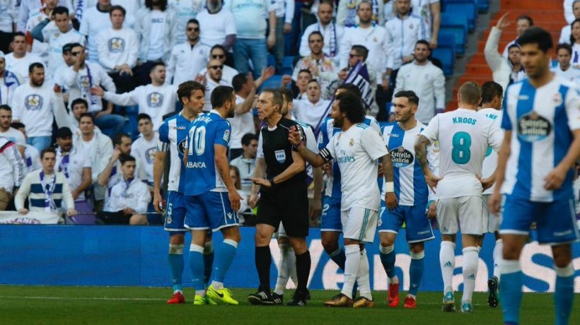 Los jugadores hablan con el árbitro. Foto: Manu Laya / El Bernabéu