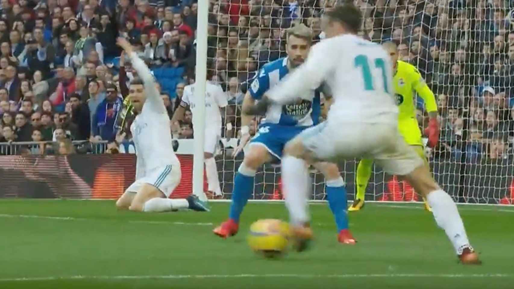Gareth Bale, lanzando a puerta para marcar el primer gol al Deportivo
