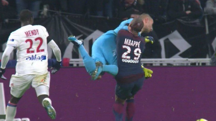 Alarma en el PSG: Mbappé sale en camilla tras un brutal choque