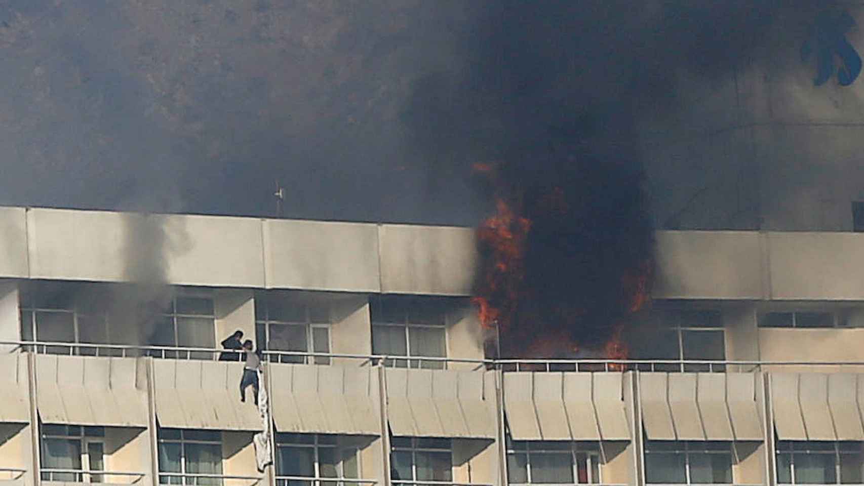 Un hombre trata de escapar del hotel atacado en llamas
