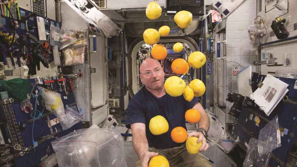 Scott Kelly haciendo malabares con frutas enviadas a la ISS.