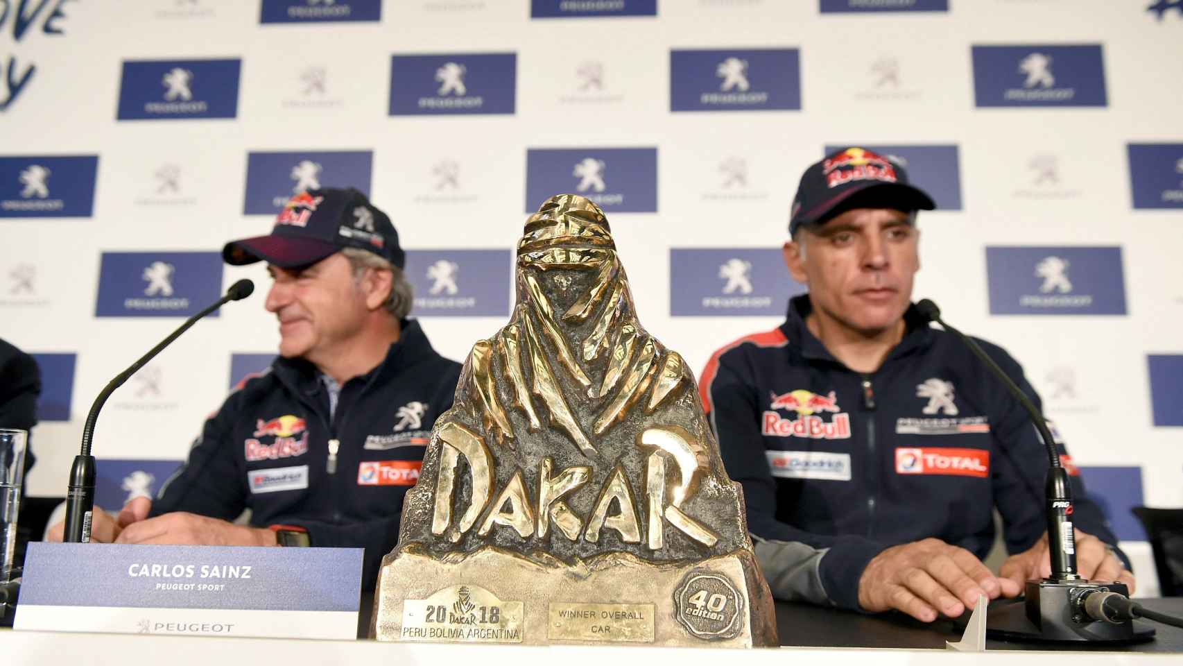 Sainz y Lucas Cruz, durante la rueda de prensa celebrada en Madrid tras ganar el Dakar.