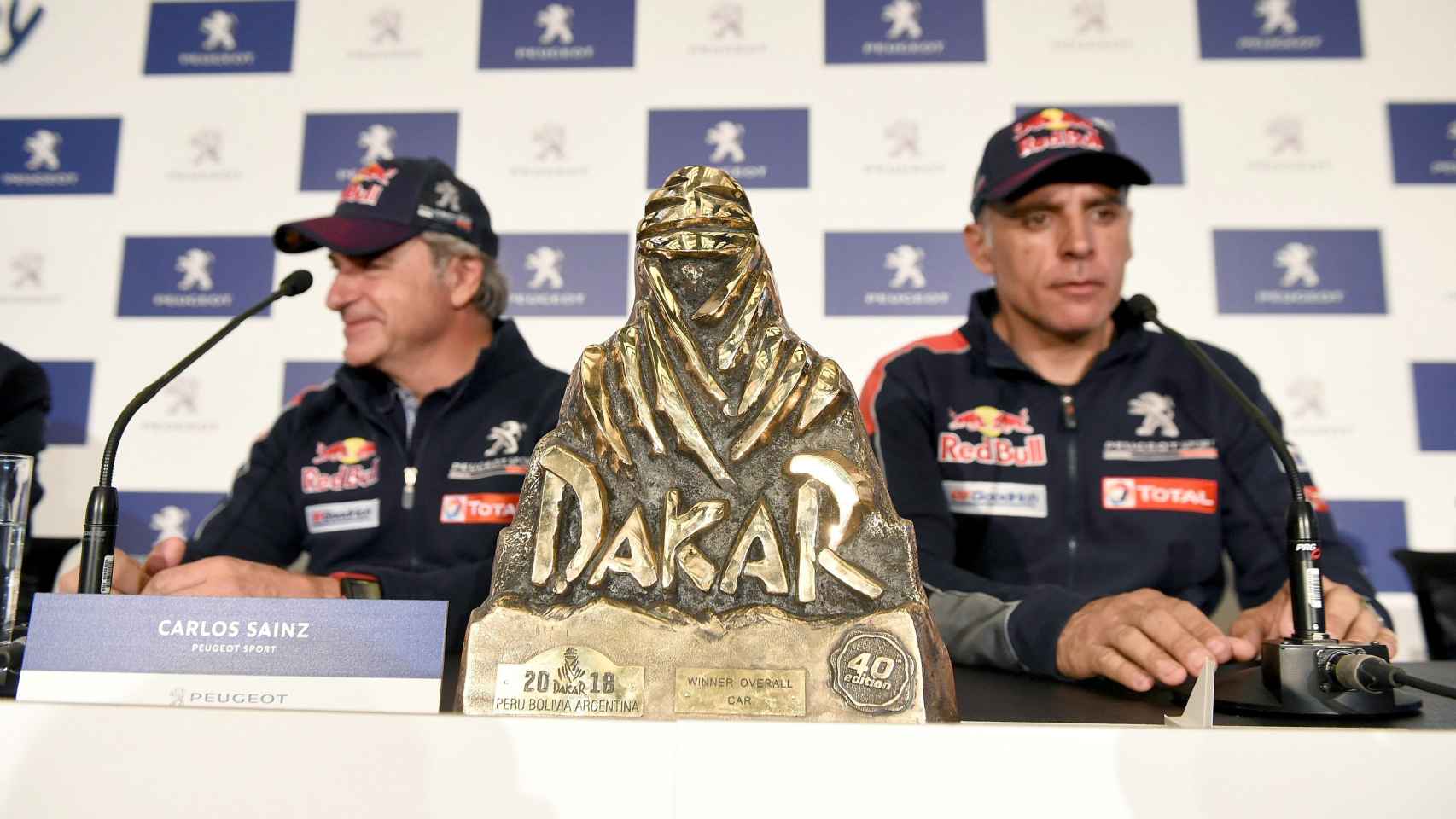 Sainz y Lucas Cruz, durante la rueda de prensa celebrada en Madrid tras ganar el Dakar.
