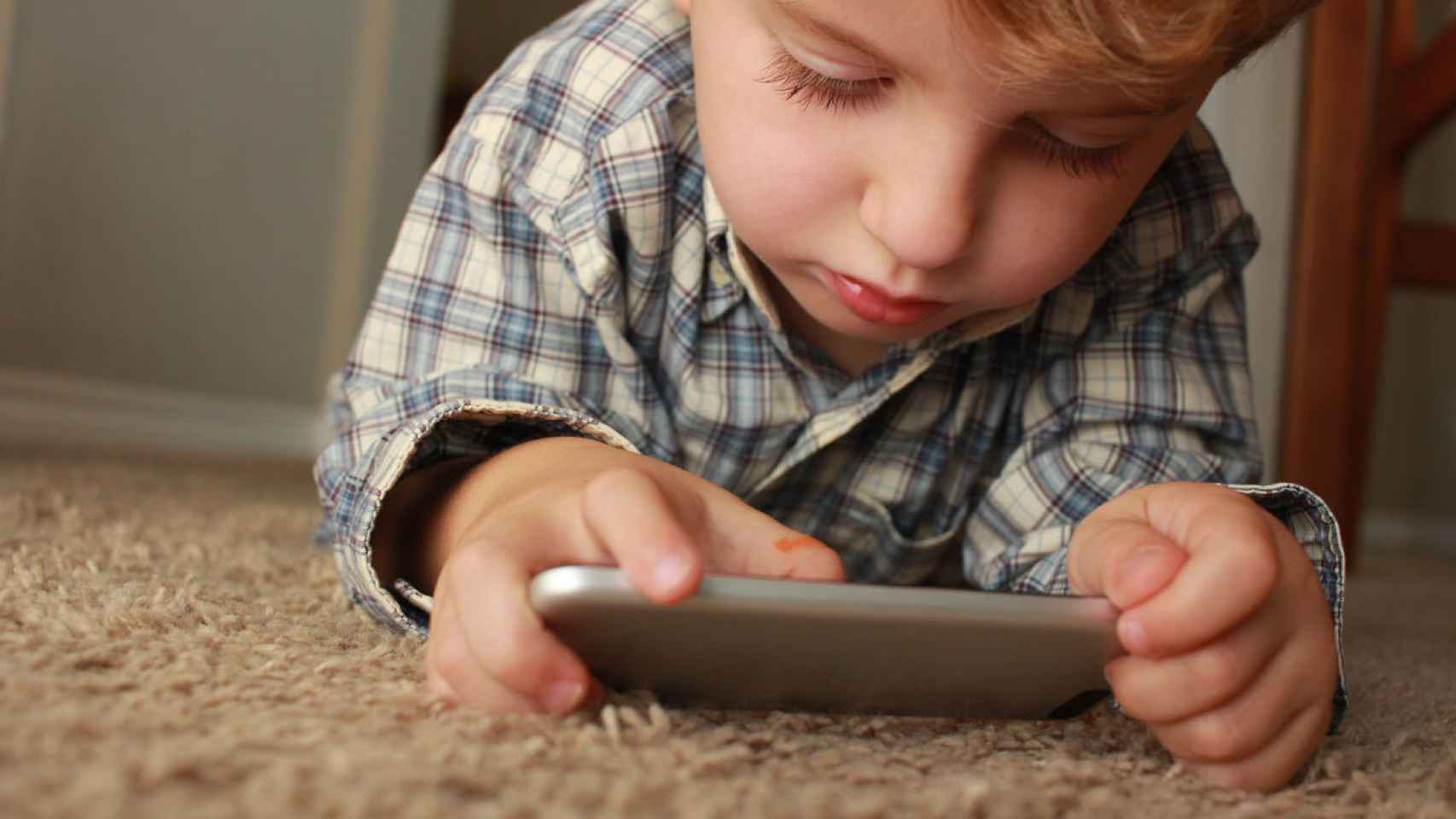 Niño con teléfono móvil en una imagen de archivo.