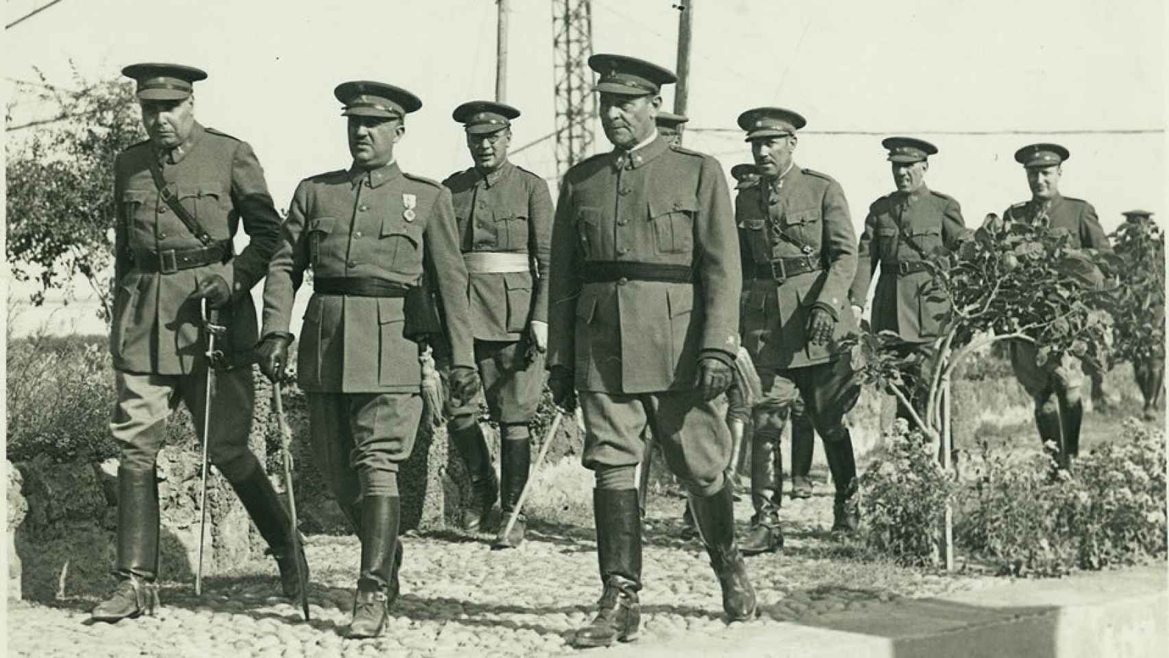 Franco (centro) y varios de sus oficiales en una foto de mayo de 1936.