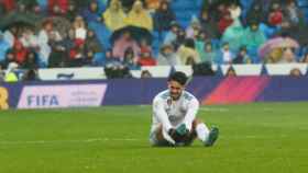 Isco, se duele en el suelo. Foto: Manu Laya / El Bernabéu