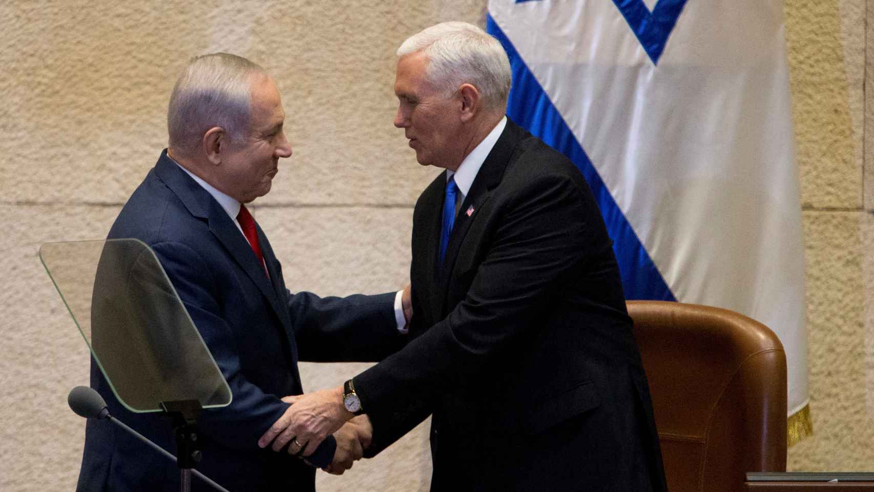 Mike Pence estrecha la mano del primer ministro israelí, Benjamin Netanyahu en Jerusalén.