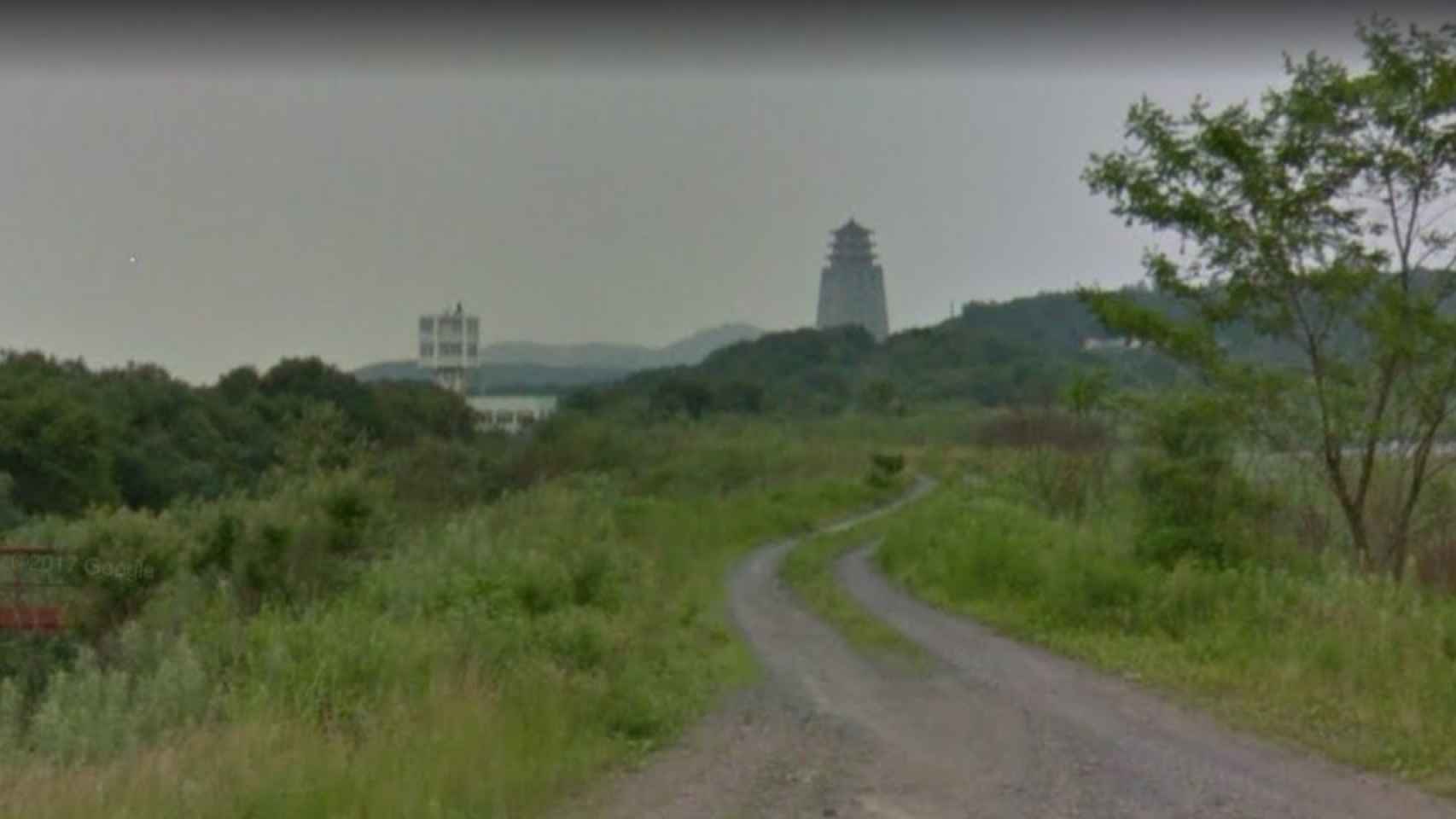Esta especie de torre de vigilancia también puede verse en el recorrido del Street View de Google Maps