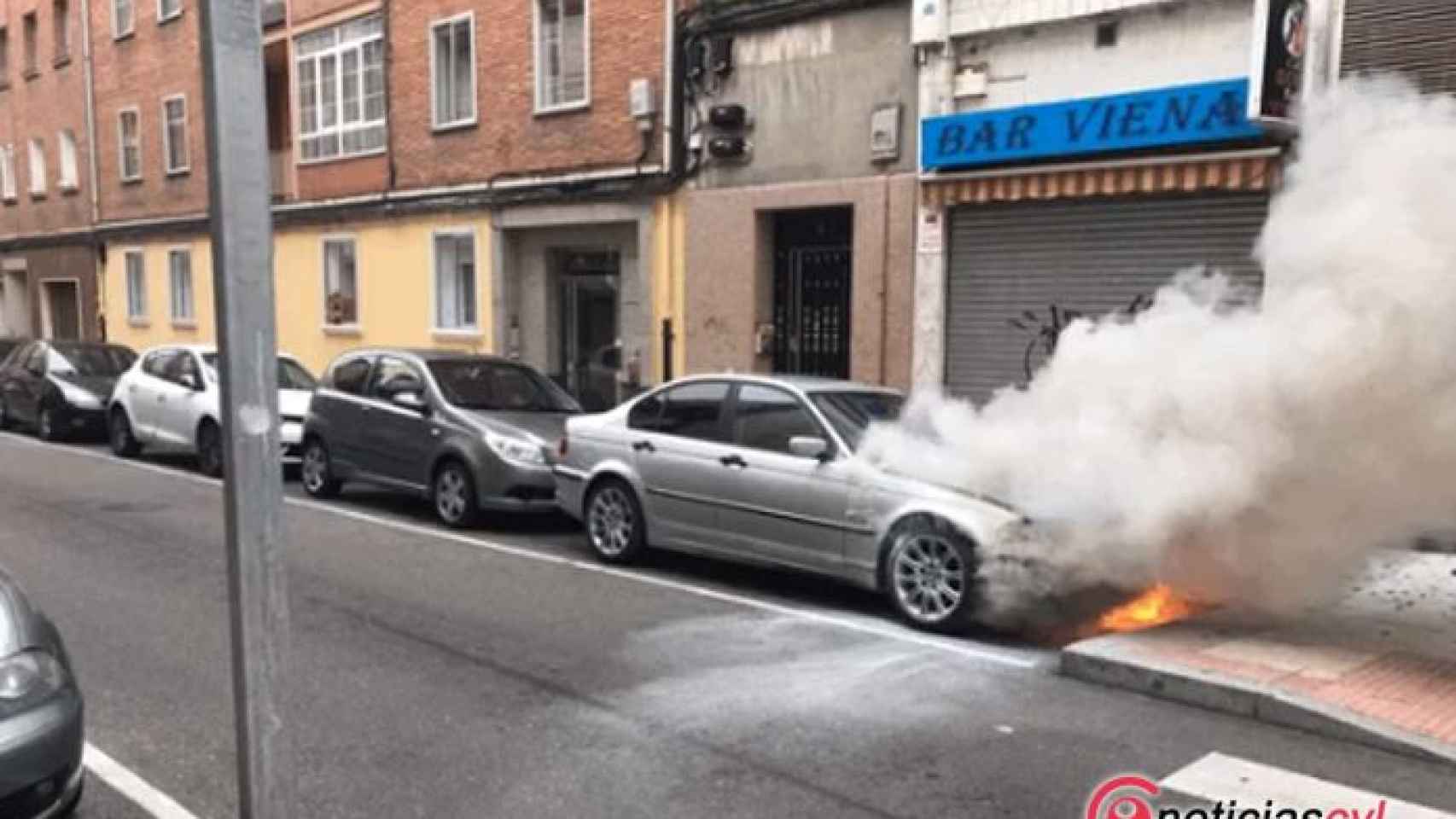 Valladolid-bomberos-coche-fuego