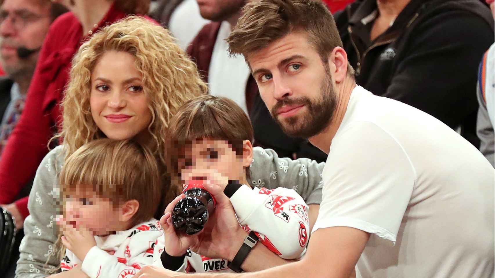 Shakira junto a su marido Gerard Piqué y sus hijos.