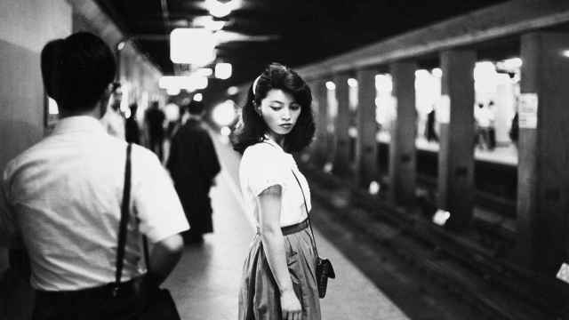 Chica en el metro, Tokio, 1981.