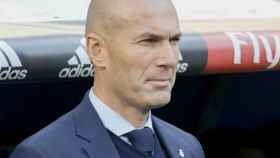Zidane, en el banquillo. Foto: Manu Laya / El Bernabéu