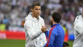 Cristiano Ronaldo y Messi se saludan antes de un partido. Foto: laliga.es